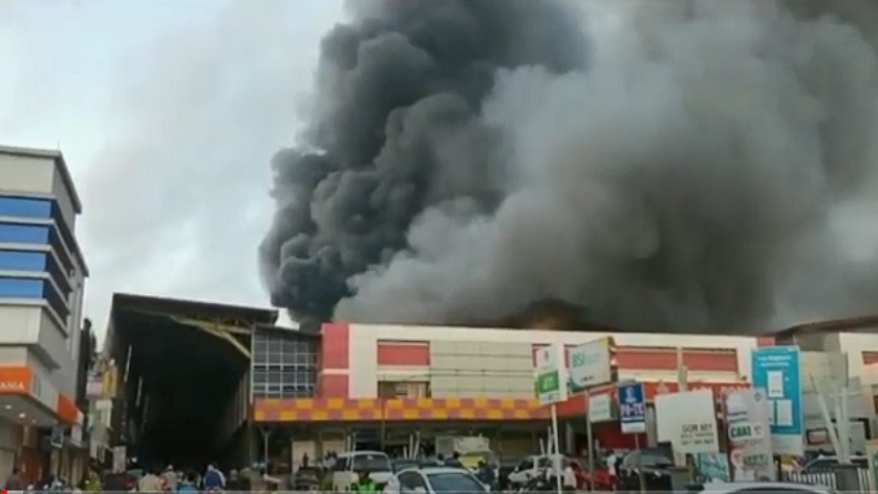 Penampakan Plaza Botania Batam Kebakaran, Asap Hitam Mengepul