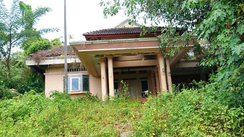 Menelusuri Rumah Suzanna di Semarang, Bangunan Terbengkalai Diselimuti Semak Belukar