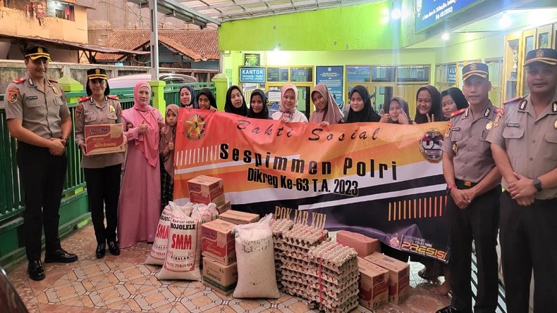 Siswa Sespimmen Lemdiklat Polri Salurkan Sembako untuk Warga Lembang KBB