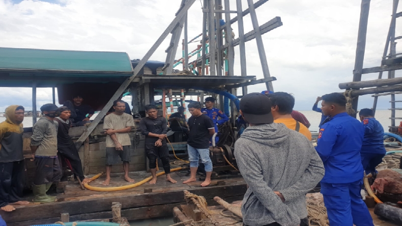 Polisi Tertibkan Puluhan Ponton Tambang llegal di Perairan Bakit Parittiga