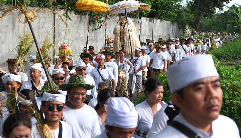 Foto-Foto Tradisi Tek-tekan saat Upacara Melasti di Bali - Bagian 1