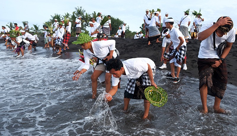 Foto-Foto Tradisi Tek-tekan saat Upacara Melasti di Bali - Bagian 3