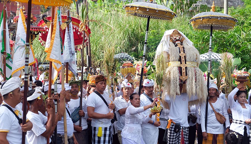Foto-Foto Tradisi Tek-tekan saat Upacara Melasti di Bali - Bagian 2