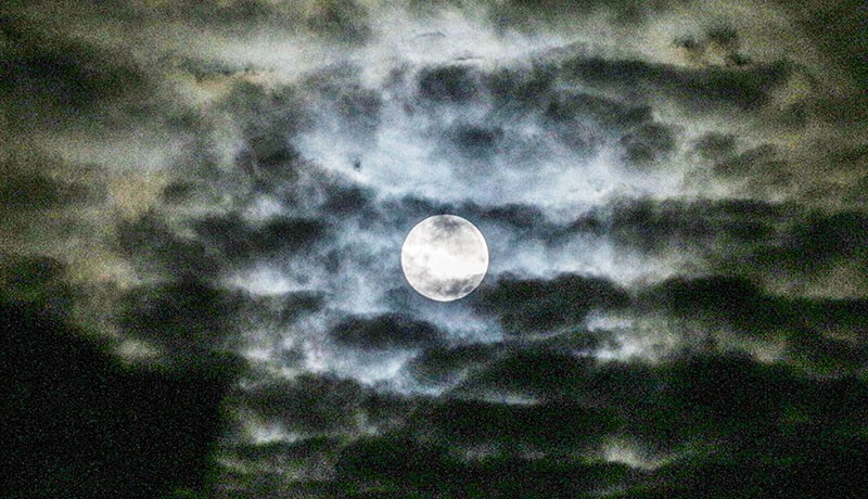 Melihat Fenomena Bulan Purnama Merah Muda dari Langit Depok - Bagian 3