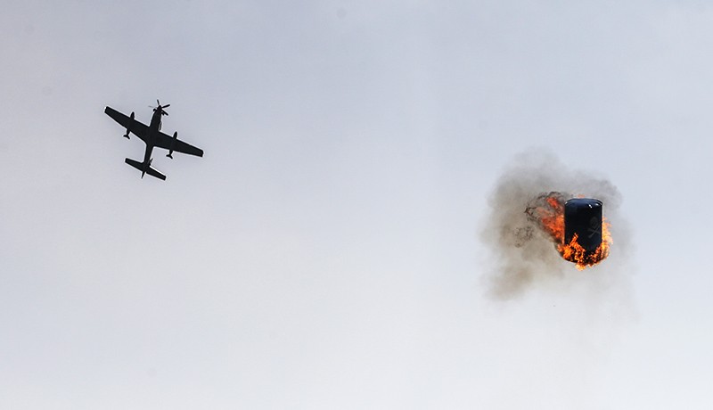 Pesawat Tempur F-16 TNI AU Membentuk Formasi 77 - Bagian 2