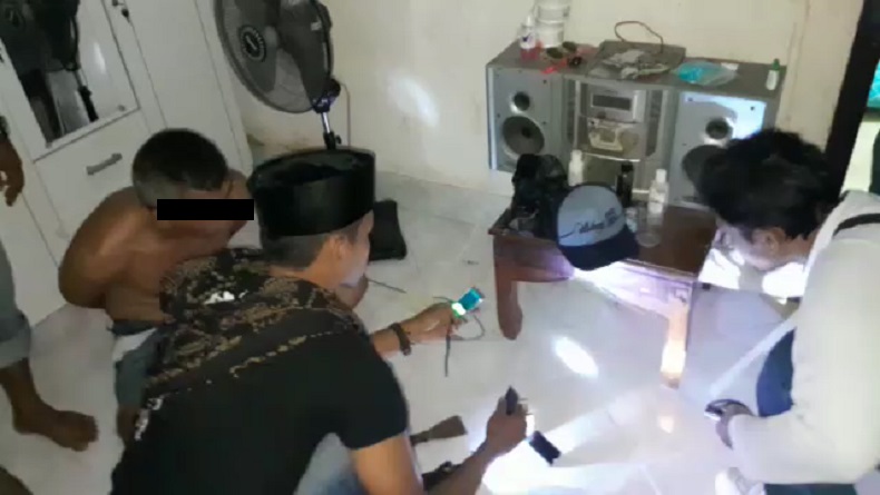  Asyik Nongkrong di Teras Rumah, Pengedar Sabu di Lotim Kaget Disergap Polisi