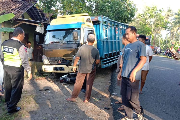 Kecelakaan Lalu Lintas di JJLS Kulonprogo, Motor Tergencet Truk 2 Remaja Terluka