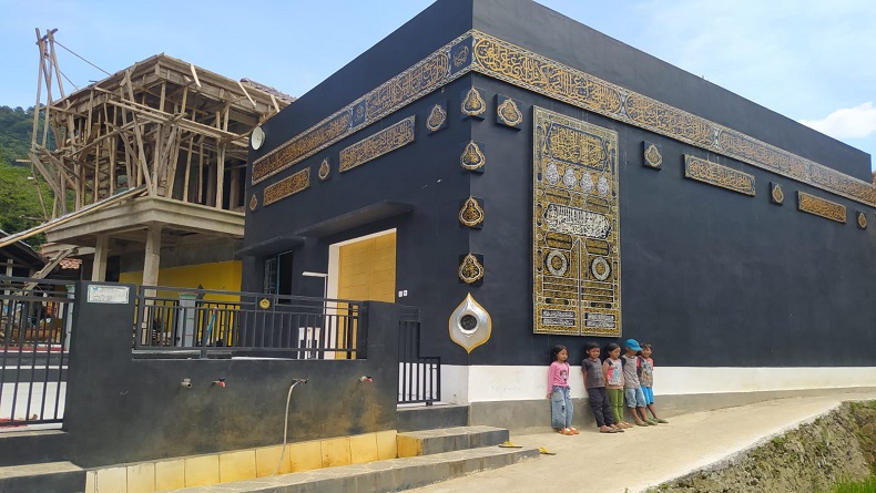 Kreatif, Masjid Replika Kakbah di Cililin KBB Motivasi Umat Rajin Beribadah