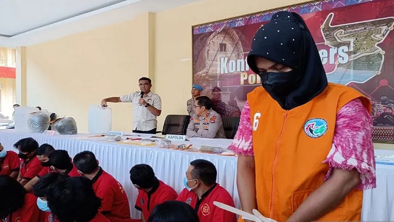 Perempuan asal Aceh Bawa 9,5 Kg Ganja ke Lombok, Modus Bawa Jeriken Bertuliskan Kecap Asin