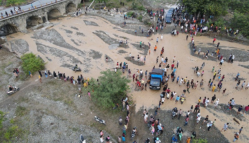 Jembatan Ambles, Jalur Utama Pemudik Sulbar-Sulsel Putus - Bagian 2