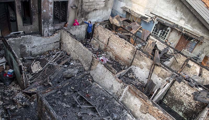 40 Rumah Hangus Terbakar di Kedoya Utara, Begini Kondisi Ratusan Warga Terdampak - Bagian 2