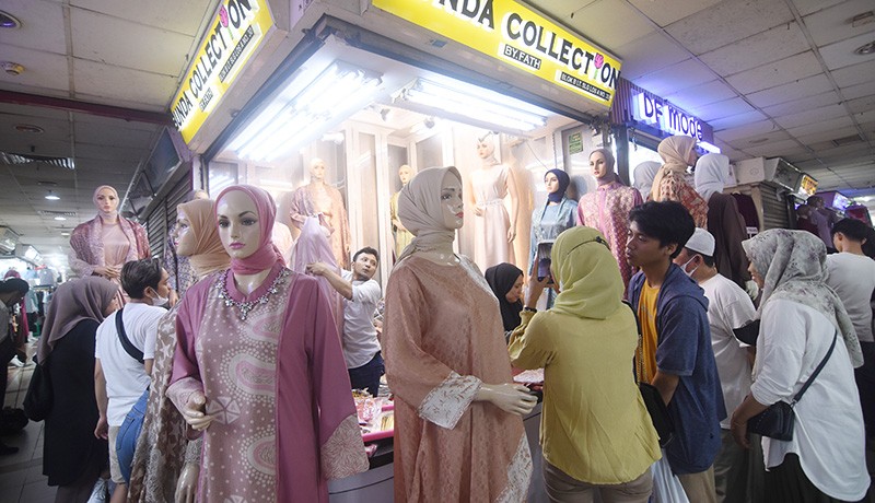 Pasar Tanah Abang Mulai Ramai Pembeli Berburu Baju Muslim - Bagian 2
