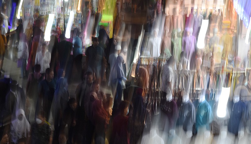 Pasar Tanah Abang Mulai Ramai Pembeli Berburu Baju Muslim - Bagian 3