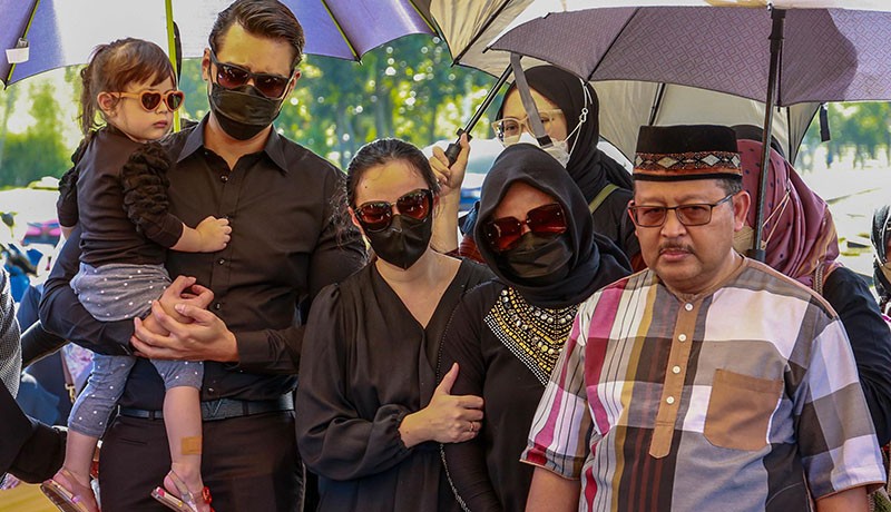 Asmirandah Antar Sang Ayah ke Peristirahatan Terakhir - Bagian 4