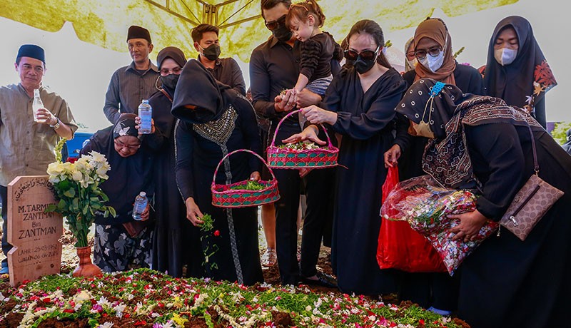 Asmirandah Antar Sang Ayah ke Peristirahatan Terakhir - Bagian 1