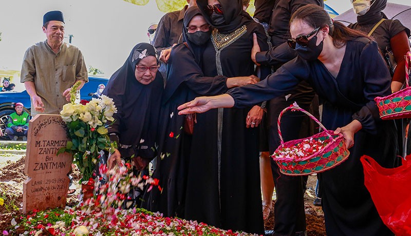 Asmirandah Antar Sang Ayah ke Peristirahatan Terakhir - Bagian 2