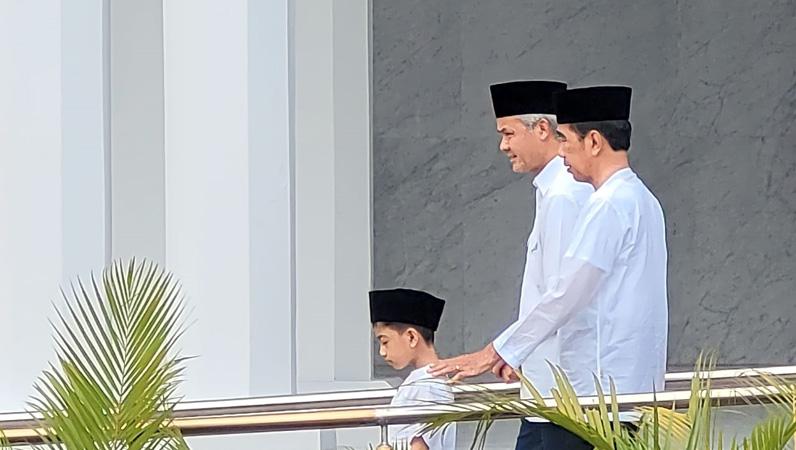 Momen Presiden Jokowi Ajak Jan Ethes Salat Jumat di Masjid Raya Sheikh Yazid Solo