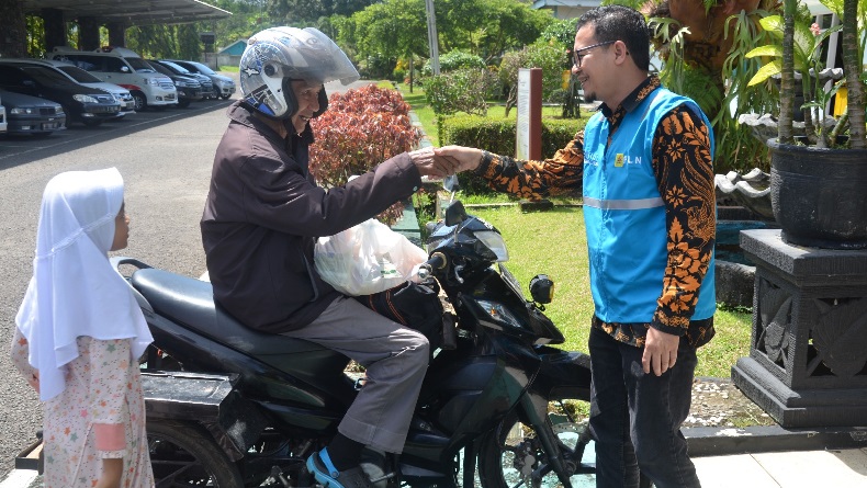 PLN Indonesia Power Saguling Bagikan Paket Sembako ke Masyarakat di Cipatat KBB