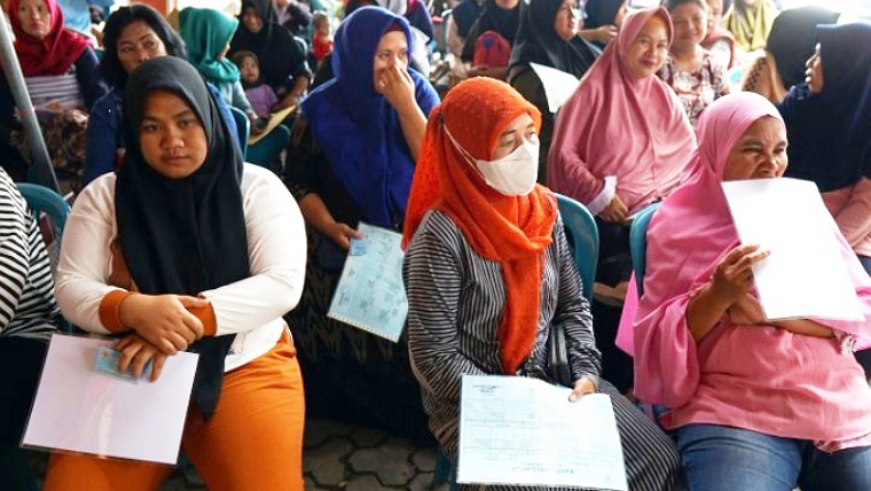 Dinsos dan PT Pos Gorontalo Salurkan Bantuan PKH dan Sembako