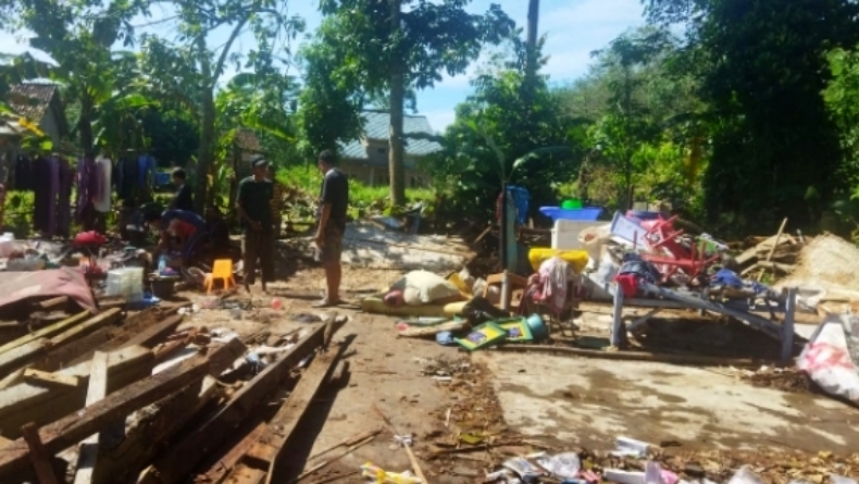 Hujan Angin Robohkan Rumah Warga, Ibu dan Bayi 10 Bulan di Lampung Tertimpa Bangunan