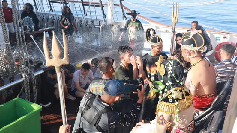 Seru, Begini Tradisi Mandi Khatulistiwa Taruna Asean Cadet Sail di Geladak KRI Bima Suci