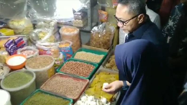 Sidak Pasar Wonokromo Surabaya, Zulhas: Harga Kebutuhan Pokok Turun Jelang Lebaran