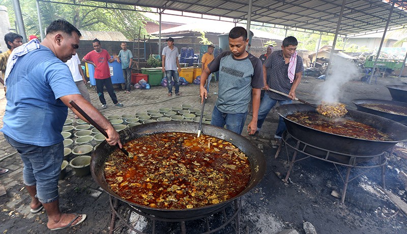 Memasak Kuah Beulangong untuk Tradisi Kenduri Nuzulul Quran - Bagian 1