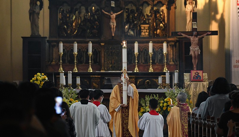 Suasana Misa Malam Paskah di Gereja Katedral Jakarta - Bagian 3