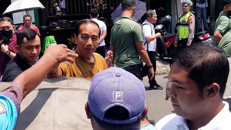 Keliling ke Sejumlah Lokasi di Solo, Jokowi Bagikan Amplop ke Warga