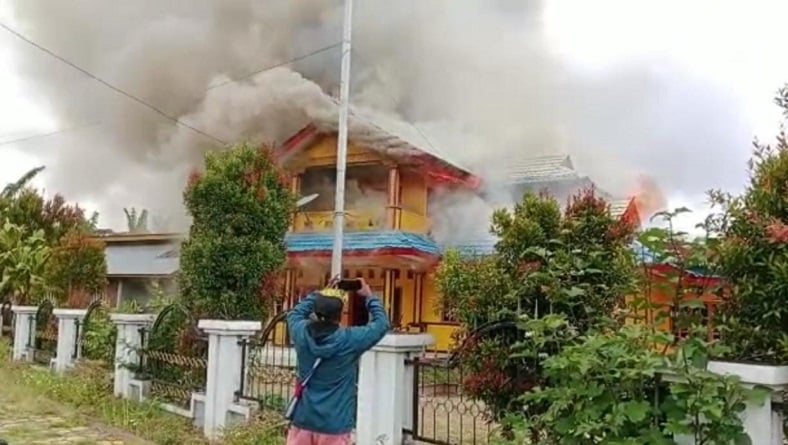 title Kebakaran Kantor Bupati Dogiyai, Seluruh Ruang Kerja Dilalap Api Kebakaran Kantor Bupati Dogiyai, Seluruh Ruang Kerja Dilalap Api