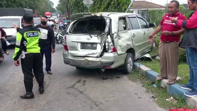 Kecelakaan di Mojokerto, Minibus Rombongan Bukber Keluarga Ringsek Terserempet Truk