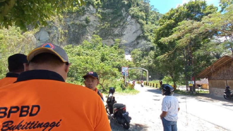 Tebing Ngarai Sianok Bukittinggi Longsor Akibat Gempa, Akses Jalan Ditutup Sementara 