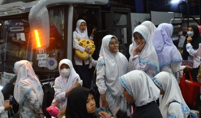 Mudik Lebih Awal, Ratusan Santri Asal Bali Tiba di Terminal Mengwi Jumat Malam