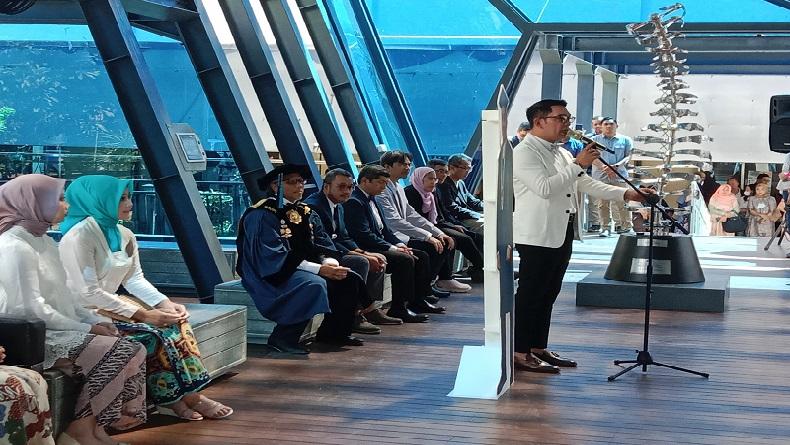 Wakili Eril Wisuda Sarjana Teknik Mesin ITB, Ridwan Kamil: Petik Teladan Kebaikan di Dunia