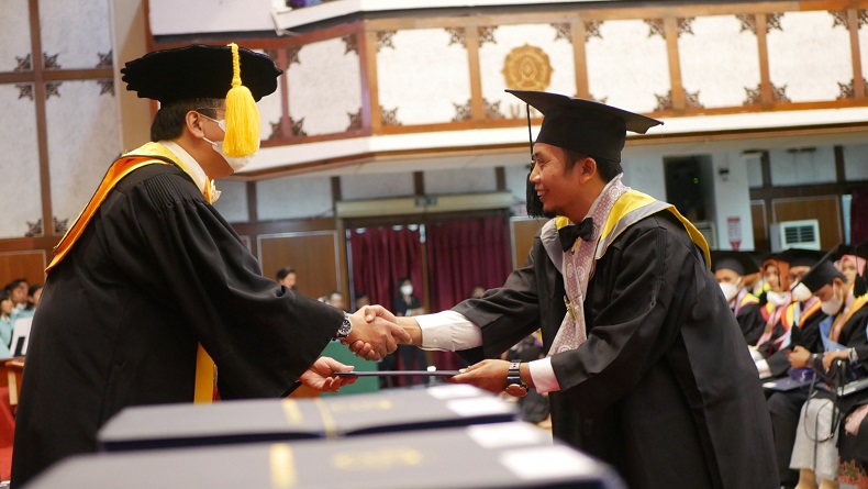 UNS Wisuda 1.022 Lulusan, 1 Orang Peroleh IPK 4