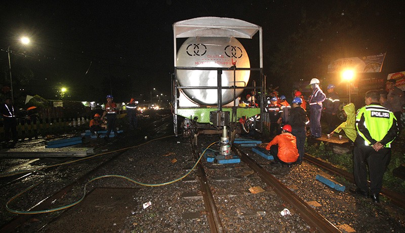Kereta Api Angkut BBM Anjlok di Sidoarjo - Bagian 3