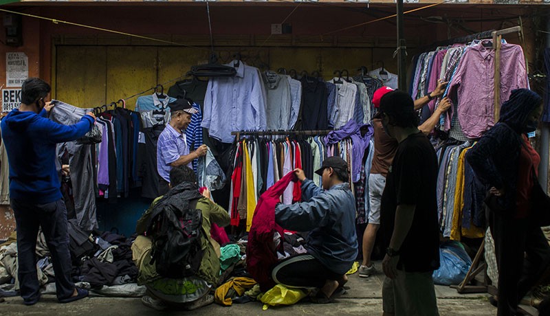 Pedagang Pakaian Bekas Impor Diserbu Pembeli Jelang Lebaran - Bagian 3