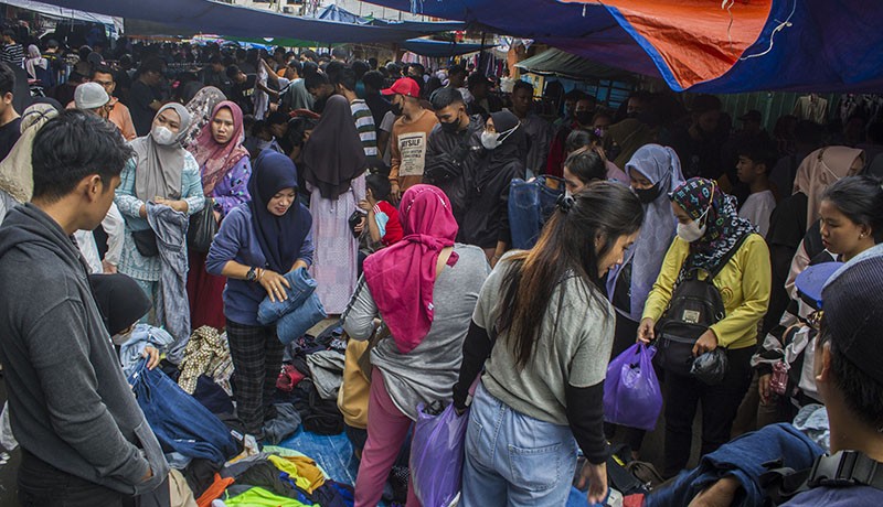 Pedagang Pakaian Bekas Impor Diserbu Pembeli Jelang Lebaran - Bagian 2