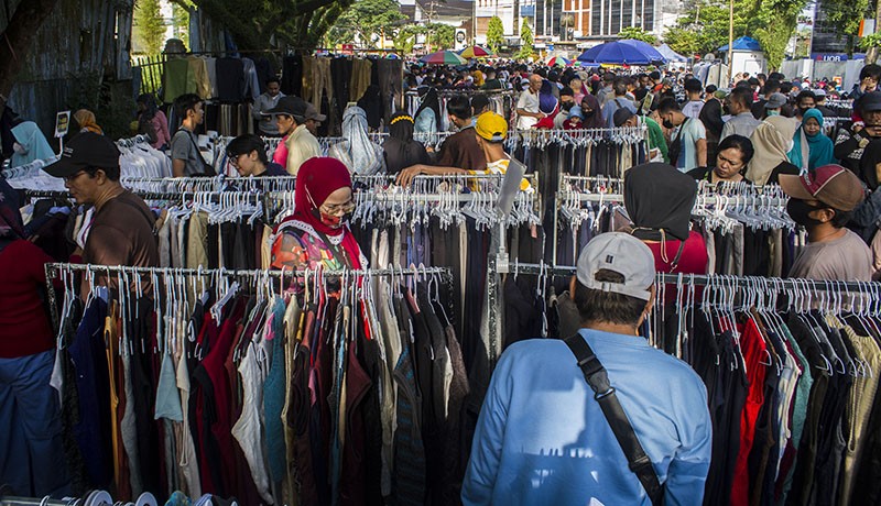 Pedagang Pakaian Bekas Impor Diserbu Pembeli Jelang Lebaran - Bagian 1