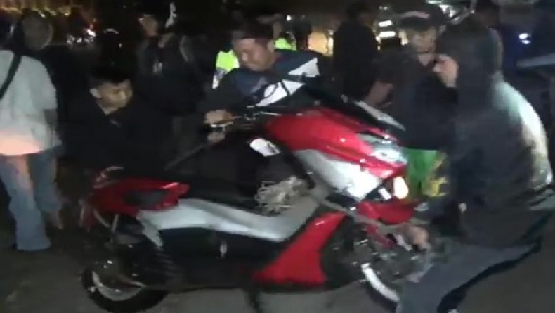 title Kecelakaan di Sumedang, Pasutri Luka Parah usai Motornya Terjun ke Jurang 30 Meter Kecelakaan di Sumedang, Pasutri Luka Parah usai Motornya Terjun ke Jurang 30 Meter