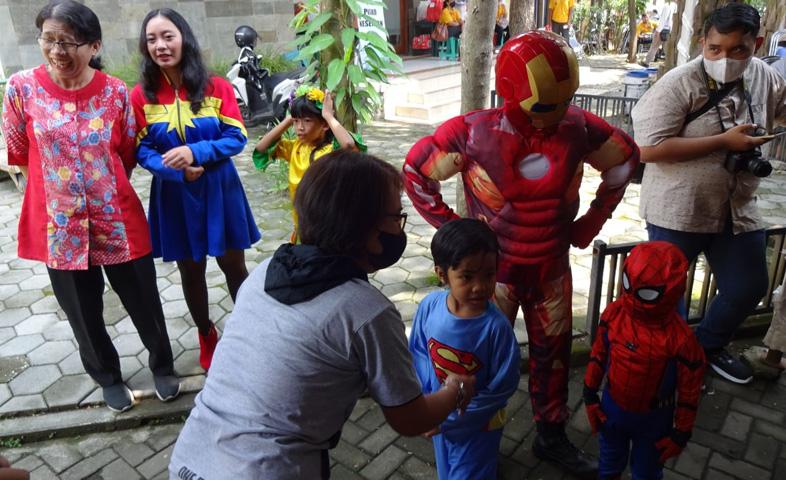 Misa Paskah Keluarga, Iron Man dan Wonder Woman Hibur Anak-anak di Gereja Bongsari