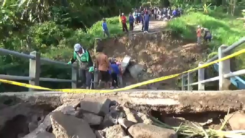 Jembatan Utama Ambruk, Aktivitas 2.000 Warga Desa Jabranti Kuningan Terganggu