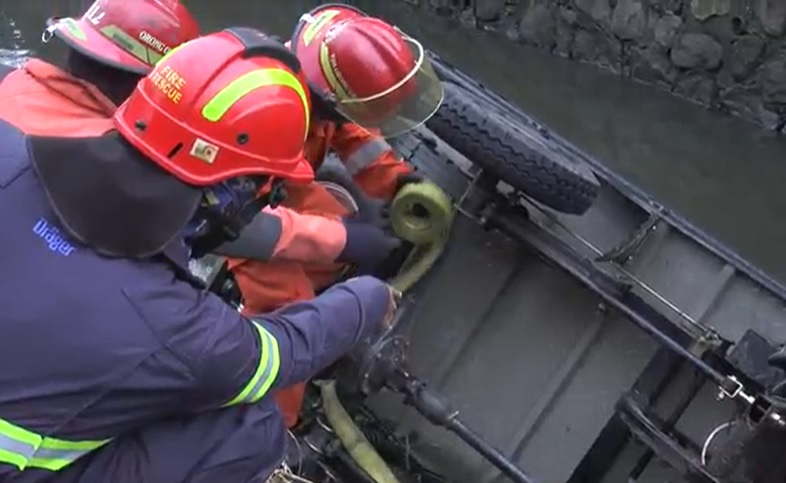 Kecelakaan di Surabaya, Motor Viar Pengangkut Makanan Buka Puasa Masuk ke Sungai