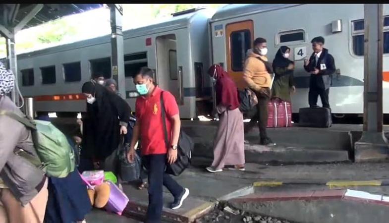  Mudik Lebih Awal, Ratusan Pemudik Tiba di Stasiun Tegal