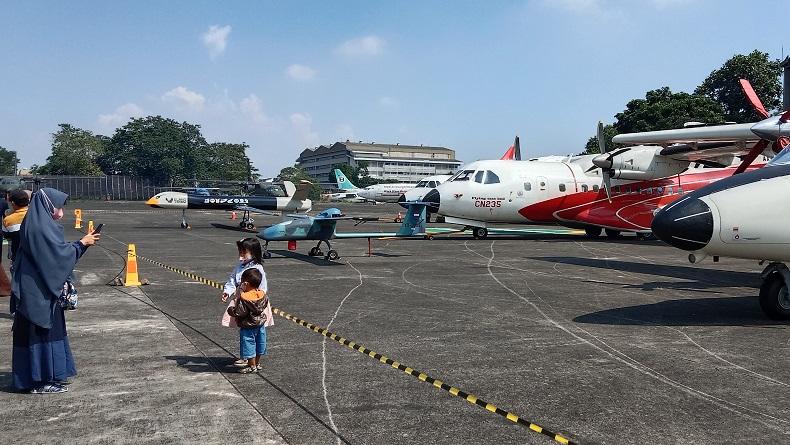 Asyiknya Ngabuburit di PTDI Bandung, Bisa Lihat Pesawat Buatan Dalam Negeri