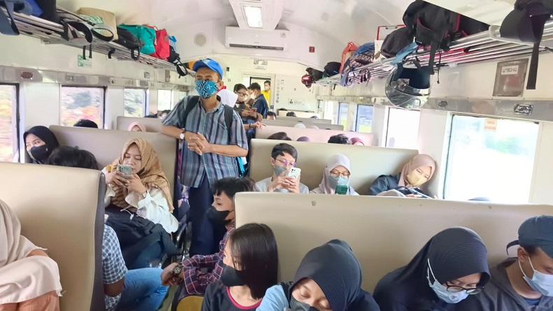 Pemudik di Stasiun Jombang Mulai Padat, Didominasi Para Santri