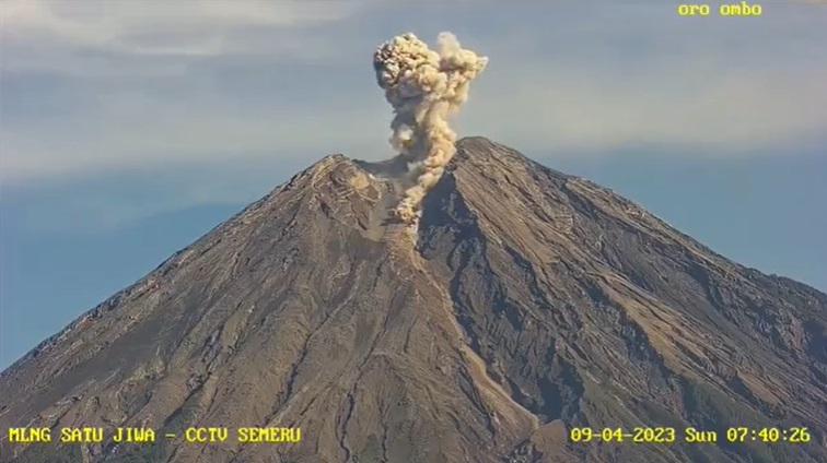 Detik-Detik Gunung Semeru Luncurkan Lava Pijar Sejauh 1.500 Meter