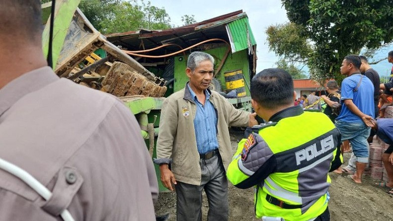 Truk Rem Blong di Tanah Datar Tabrak 5 Mobil dan 2 Motor, 1 Tewas, Belasan Orang Luka