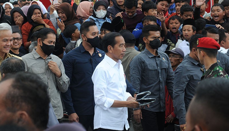 Presiden Jokowi Bagikan Sembako di Pasar Selo Boyolali - Bagian 1