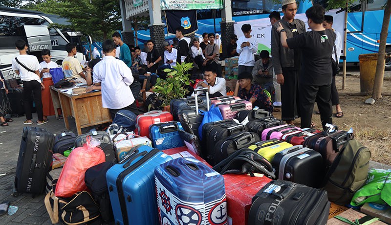 2.800 Santri Pondok Pesantren Tebuireng Mudik Bareng - Bagian 1